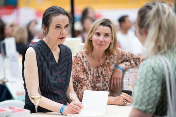 Les deux sœurs sont très fusionnelles. 
Amélie Nothomb et Juliette Nothomb participent au Salon du livre de Paris (Festival du Livre de Paris) au Grand Palais de Paris, France, le 12 avril 2025. Photo d'Aurore Marechal/ABACAPRESS.COM