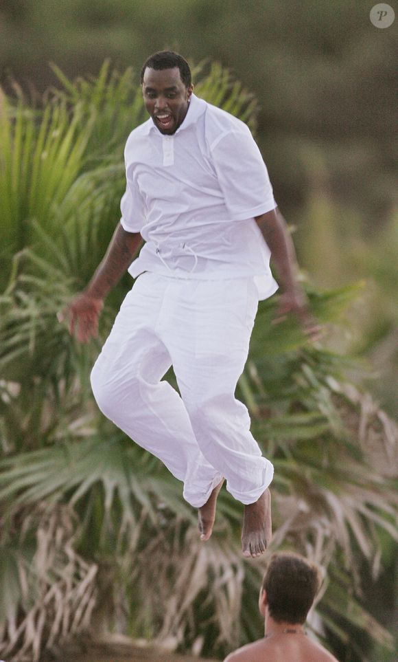 Sean 'P.Diddy' Combs et ses amis ont passé du bon temps au Nikki Beach à Saint-Tropez, France, le 1er août 2006. Après avoir fait la fête la veille au VIP Room, P.Diddy et son entourage sont prêts à brûler la nuit ici... Photo by ABACAPRESS.COM