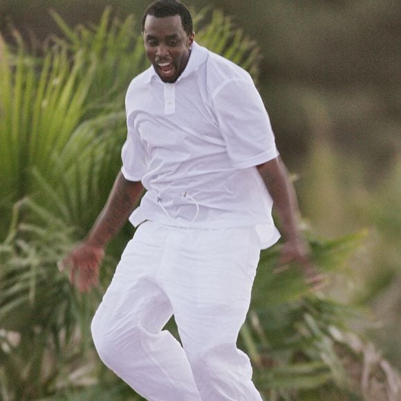 Sean 'P.Diddy' Combs et ses amis ont passé du bon temps au Nikki Beach à Saint-Tropez, France, le 1er août 2006. Après avoir fait la fête la veille au VIP Room, P.Diddy et son entourage sont prêts à brûler la nuit ici... Photo by ABACAPRESS.COM