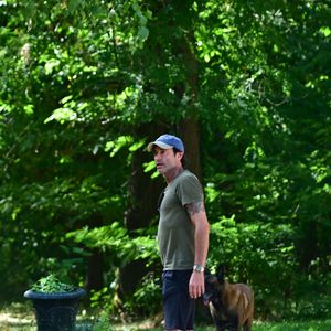 Exclusif - Un an jour pour jour après le décès d'Alain Delon, son fils Anthony (avec Loubo, le berger belge de son père) lui a rendu hommage au domaine familial de Douchy dans le Loiret, France, le 18 août 2025. © Christian Liewig/Bestimage