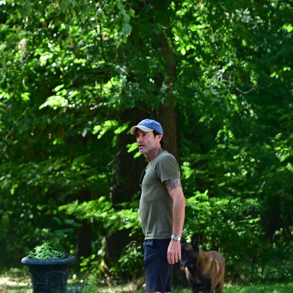 Exclusif - Un an jour pour jour après le décès d'Alain Delon, son fils Anthony (avec Loubo, le berger belge de son père) lui a rendu hommage au domaine familial de Douchy dans le Loiret, France, le 18 août 2025. © Christian Liewig/Bestimage