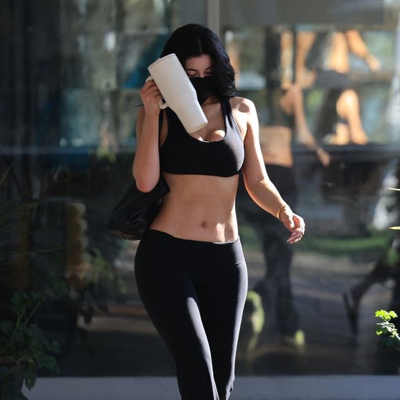 Beverly Hills, CA - EXCLUSIF - Les sœurs Jenner ont été aperçues sortant d'une séance de Pilates à Beverly Hills, toutes deux arborant un look athlétique.
Sur la photo : Kylie Jenner