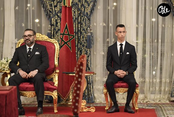 Mohammed VI, le roi du Maroc, accompagné de son fils le prince Moulay Hassan, en conférence de presse au Palais Royal à Rabat, le 13 février 2019.