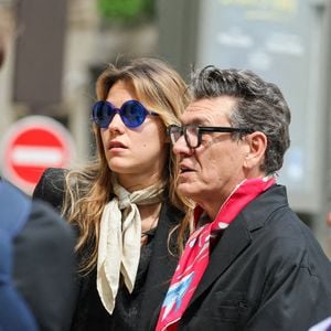 Intitulée "Nous trois ", leur exposition croise habilement dessin, cinéma et narration visuelle.

Yasmine Lavoine et son père Marc Lavoine - Arrivées aux obsèques du prince Jean-Stanislas Poniatowski en l'Eglise polonaise à Paris, le 29 avril 2024. 

© Jacovides-Moreau/Bestimage