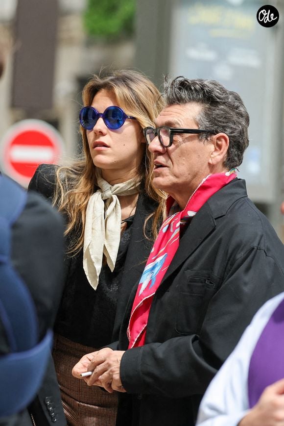 Intitulée "Nous trois ", leur exposition croise habilement dessin, cinéma et narration visuelle.

Yasmine Lavoine et son père Marc Lavoine - Arrivées aux obsèques du prince Jean-Stanislas Poniatowski en l'Eglise polonaise à Paris, le 29 avril 2024. 

© Jacovides-Moreau/Bestimage
