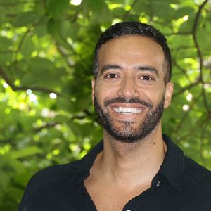 Lors du tournage du pilote, il avait fait le choix d'interpréter un personnage très gamin et totalement décalé.

Tarek Boudali - Photocall du film "3 Jours Max" lors de la 16ème édition du festival du film francophone (FFA) de Angoulême le 27 août 2023.
© Coadic Guirec / Bestimage