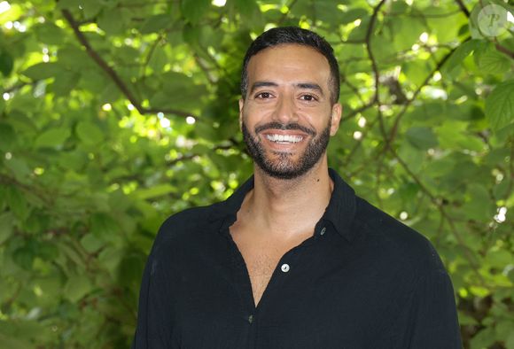 Lors du tournage du pilote, il avait fait le choix d'interpréter un personnage très gamin et totalement décalé.

Tarek Boudali - Photocall du film "3 Jours Max" lors de la 16ème édition du festival du film francophone (FFA) de Angoulême le 27 août 2023.
© Coadic Guirec / Bestimage