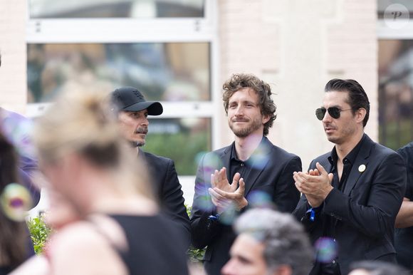 Arnaud Tsamere, Baptiste Lecaplain et Jérémy Ferrari lors de l'hommage à l'humoriste Guillaume Bats, mort à 36 ans, à Montmirail, Marne, France, le 17 juin 2023. © Pierre Perusseau/Bestimage
