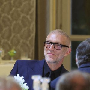 Ce 26 avril, l'acteur a partagé une photo depuis l'un des palaces de Saint-Tropez : le Château de la Messardière, soit le cadre de la prochaine saison de "The White Lotus".

Vincent Cassel lors du dîner d'État en l'honneur du président brésilien et de sa femme au palais présidentiel de l'Élysée à Paris, le 5 juin 2025. 

© Dominique Jacovides/Bestimage