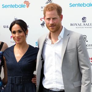 En 2006, il avait créé cette ONG de bienfaisance pour venir en aide aux jeunes du Lesotho.

Le prince Harry et Meghan Markle à la Coupe ISP Hanz de Sentebale à Windsor au Royaume-Uni, le 26 juillet 2018.

Photo : Agence / Bestimage