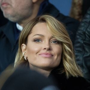 "Tu ne peux pas avoir passé quinze ans de ta vie comme ça et ne pas avoir repris ton souffle et te dire 'ah c'est bizarre !'. Non. En fait, je me suis créé mon cancer", a-t-elle confié.

Caroline Receveur dans les tribunes lors du match de Ligue 1 "PSG - OM (4-0)" au Parc des Princes, le 27 octobre 2019.
© Cyril Moreau/Bestimage