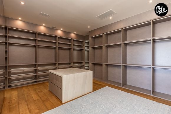 L’ancienne propriété de Ben Affleck et Jennifer Lopez à Beverly Hills s’étend sur près de deux hectares. La résidence compte 12 chambres, 24 salles de bains, une piscine à débordement, un vaste complexe sportif et un garage pouvant accueillir 12 voitures. Crédit photo : Simon Berlyn.