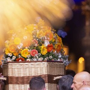 De nombreuses personnalités avaient fait le déplacement pour luil rendre un ultime hommage.

Nicolas-Jacques Charrier porte le cercueil en osier de sa mère Brigitte Bardot lors ses obsèques de Brigitte Bardot en l'église Paroissiale Notre-Dame-de-l'Assomption de Saint-Tropez, France, le 7 janvier 2026. © Jacovides-Moreau/Bestimage