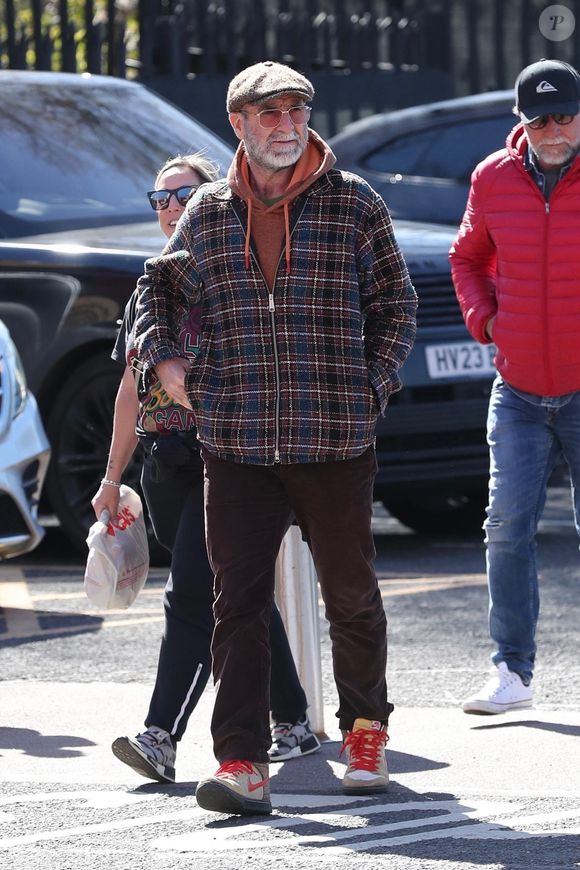 Eric Cantona arrive à Old Trafford pour le derby de Manchester. Photo par Backgrid UK/ Bestimage
