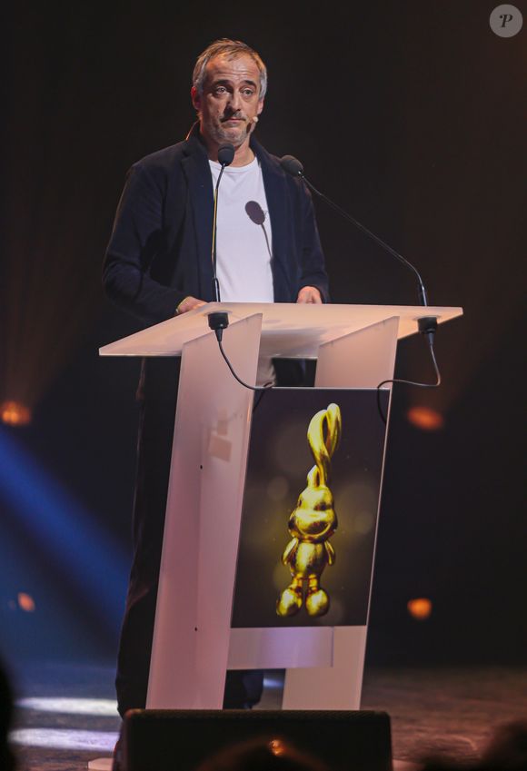 Son éviction faisait suite à une parodie de CNews diffusée sur la plateforme Winamax.

Exclusif - Sébastien Thoen - Deuxième édition de la cérémonie des "Auguste de l'Humour" dans la salle Nouveau Siècle à Lille le 2 février 2026. Cette seconde cérémonie a pour objectif de faire " reconnaître l'humour comme une discipline artistique à part entière ", en lui dédiant une cérémonie à l'image des César pour le cinéma, des Victoires pour la musique ou des Molières pour le théâtre. Son jury est composé de cinquante-huit professionnels du monde du spectacle et de l'humour. © Stéphane Vansteenkiste/Bestimage