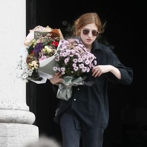 Agathe Bonitzer, la fille de la défunte - Sortie des obsèques de Sophie Fillières au crématorium du cimetière du Père-Lachaise à Paris, le 11 août 2023.