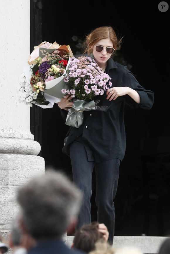 Agathe Bonitzer, la fille de la défunte - Sortie des obsèques de Sophie Fillières au crématorium du cimetière du Père-Lachaise à Paris, le 11 août 2023.