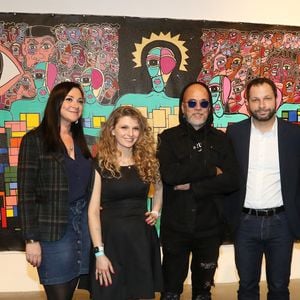 Exclusif - Vernissage de l'exposition "ART THERAPIE", presentant soixante oeuvres et tableaux de Pascal Obispo, au MMM, Musée Mer Marine de Bordeaux, France, le 25 mars 2023. Etaient présent le fils de Pascal Obispo, Sean, et l'actrice Naima Rodric en compagnie de son chien. Pascal Obispo avec l'équipe du musée Mer Marine. © Patrick Bernard/Bestimage