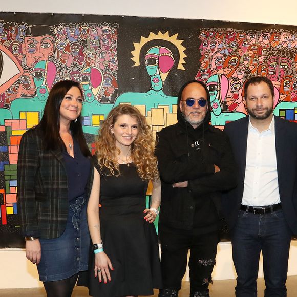 Exclusif - Vernissage de l'exposition "ART THERAPIE", presentant soixante oeuvres et tableaux de Pascal Obispo, au MMM, Musée Mer Marine de Bordeaux, France, le 25 mars 2023. Etaient présent le fils de Pascal Obispo, Sean, et l'actrice Naima Rodric en compagnie de son chien. Pascal Obispo avec l'équipe du musée Mer Marine. © Patrick Bernard/Bestimage