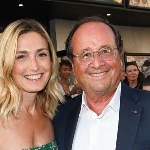 Julie Gayet et son mari François Hollande lors du 15ème festival du film francophone de Angoulême (jour 4) au cinéma CGR à Angoulême, France, le 26 août 2022. © Coadic Guirec/Bestimage
