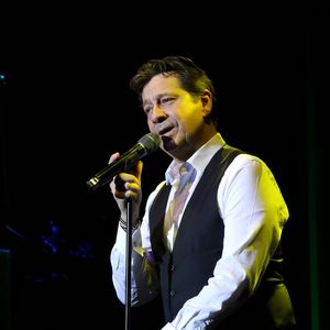 Un regard acéré sur les personnalités du moment pour qui aime le franc-parler, l'esprit de contradiction et la blague potache... 
Laurent Gerra sur scène au Casino de Paris en décembre 2024.