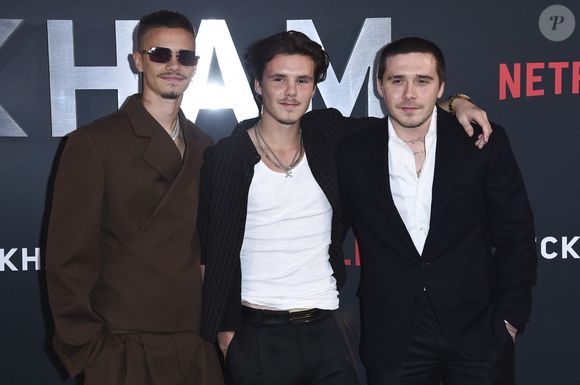Romeo Beckham, Cruz Beckham et Brooklyn Peltz Beckham à l'avant-première du documentaire Beckham de Netflix, le 3 octobre 2023, au Cursor Mayfair de Londres. Action Press / Bestimage