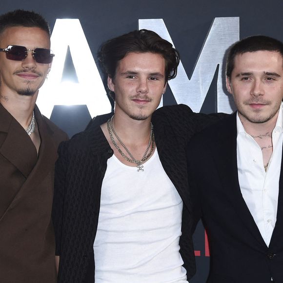 Romeo Beckham, Cruz Beckham et Brooklyn Peltz Beckham à l'avant-première du documentaire Beckham de Netflix, le 3 octobre 2023, au Cursor Mayfair de Londres. Action Press / Bestimage