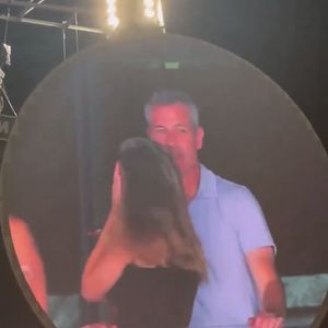 Aujourd’hui, alors qu’elle peine à retrouver un emploi, elle tente de se reconstruire et rappelle qu’une erreur ne devrait pas condamner une vie entière.

Info - Andy Byron, l'ancien PDG d'Astronomer, attaque en justice le groupe Coldplay - Lors d'un concert de Coldplay au Gillette Stadium de Boston, une séquence qui devait être amusante est vite devenue très gênante. Comme souvent dans les stades américains, une "Kiss Cam" - une caméra qui filme un couple dans la foule pour les inviter à s'embrasser s'est arrêtée sur deux spectateurs proches et visiblement complices. Le chanteur Chris Martin a commenté la scène sur le ton de l'humour : "Oh regardez ces deux-là... Comment ça va ? Hein ? Soit ils ont une liaison, soit ils sont juste très timides", a-t-il lancé en riant. Une blague qui allait se révéler étrangement juste...
X via Bestimage
Coldplay a accidentellement révélé une prétendue liaison entre Andy Byron, PDG d'Astronomer (une grosse entreprise américaine) et sa collègue Kristin Cabot à leur concert avec la Love Cam. Problème : les deux seraient mariés.. mais pas ensemble !
Les deux personnes filmées étaient Andy Byron, PDG de la société Astronomer, et Kristin Cabot, cadre de la même entreprise. Problème : Andy Byron est marié et père de famille. Pris au dépourvu par la caméra et les projecteurs, le duo a rapidement détourné les yeux, s'est couvert le visage, puis a quitté précipitamment la zone sous les rires du public.
Très vite, la vidéo a été diffusée sur TikTok, Instagram, X et d'autres plateformes. Le clip est devenu viral, provoquant un tollé en ligne.
Le scandale ne reste pas cantonné à la sphère privée. Astronomer, l'entreprise dirigée par Andy Byron, est valorisée à plus d'un milliard de dollars. Voir son PDG - et la responsable des ressources humaines - exposés dans une situation aussi délicate risque d'avoir de lourdes répercussions internes.