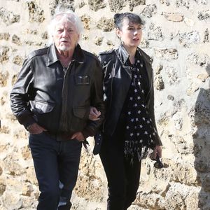 Hugues Aufray et sa compagne Murielle - Obsèques de Guy Béart dans le carré juif du cimetière de Garches. Le 21 septembre 2015