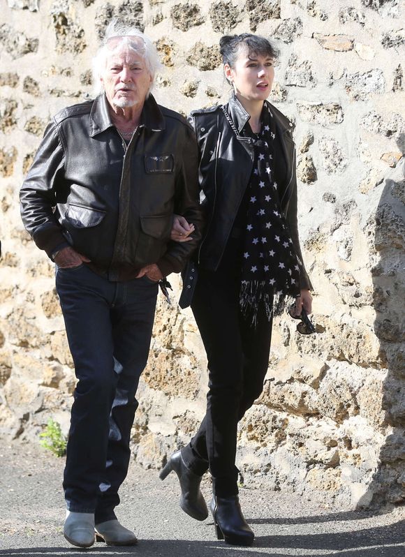 Hugues Aufray et sa compagne Murielle - Obsèques de Guy Béart dans le carré juif du cimetière de Garches. Le 21 septembre 2015