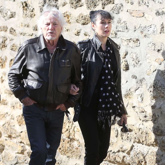 Hugues Aufray et sa compagne Murielle - Obsèques de Guy Béart dans le carré juif du cimetière de Garches. Le 21 septembre 2015