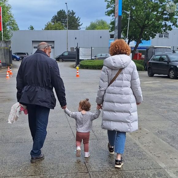 Sur cette photographie, on découvre l'acheteur en pleine balade avec sa femme ainsi qu'avec une petite fille dont il tient la main.

Glorian Kabongo et son épouse lors d'un moment en famille. Facebook