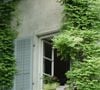 Le phénomène de dépression fait s'infiltrer l'air chaud extérieur à l'intérieur du logement.