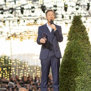 Stéphane Bern lors du 10ème anniversaire du "Grand Concert de Paris" au pied de la Tour Eiffel sur le Champ-de-Mars à Paris, France, le 14 juillet 2023. © Perusseau-Veeren/Bestimage