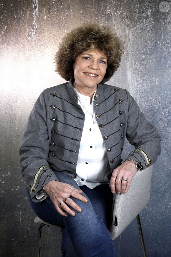 Il s'agit de Sabine Paturel, qui a réussi l'exploit de rester trente-six semaines au Top 50 entre mars et octobre 1986, avec son titre "Les Bêtises". 

Portrait de Sabine Paturel lors de l'enregistrement de l'émission "Chez Jordan de Luxe" à Paris. Le 4 décembre 2023
© Cédric Perrin / Bestimage