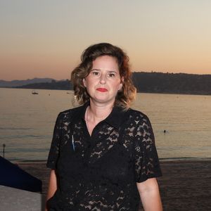 Exclusif - Elodie Poux lors de la 3ème édition du festival L’Humour à la Plage à Juan les Pins, France, le 26 juin 2026. © Bebert-Tribeca/Bestimage