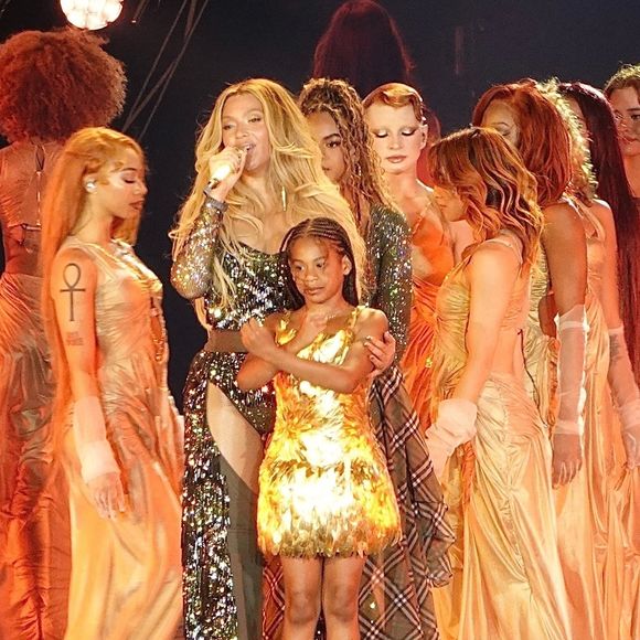 Et Rumi Carter (soeur jumelle de Sir, tous les deux nés en 2017), a elle aussi eu le droit à son moment. 

Beyonce Knowles en concert à Los Angeles dans le cadre de sa tournée "Cowboy Carter". Beyonce a fait monter sur scène ses filles Blue Ivy et Rumi Carter. Backgrid USA / Bestimage