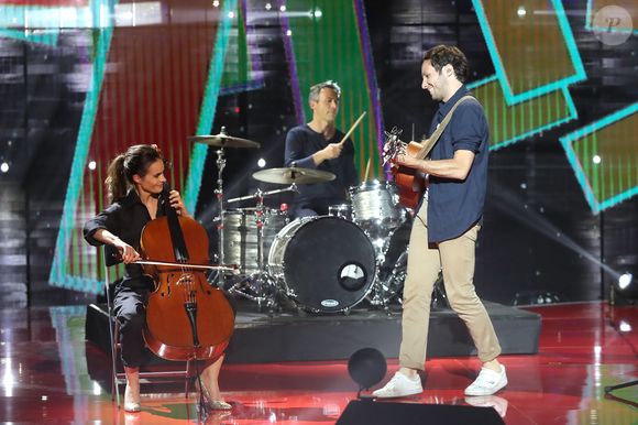 Si elle accompagne parfois son mari sur scène, elle s'est aussi produite avec de grandes stars de la chanson.

Exclusif - Scène - Vianney et sa compagne Catherine Robert - Direct de l'émission "Tous ensemble pour la musique" pour la fête de la musique 2020 à l'AccorHotels Arena à Paris le 19 juin 2020.
© Cyril Moreau / Veeren Ramsamy / Bestimage