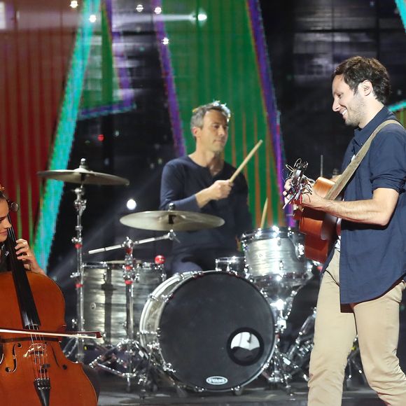 Si elle accompagne parfois son mari sur scène, elle s'est aussi produite avec de grandes stars de la chanson.

Exclusif - Scène - Vianney et sa compagne Catherine Robert - Direct de l'émission "Tous ensemble pour la musique" pour la fête de la musique 2020 à l'AccorHotels Arena à Paris le 19 juin 2020.
© Cyril Moreau / Veeren Ramsamy / Bestimage