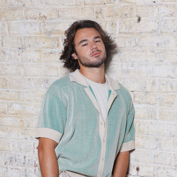 Exclusif - Anthony Colette en prise de vue studio en marge du tournage du clip "Je garde le sourire !" de l'association Laurette Fugain dans les Studios de l'Usine à Paris, France, le 19 septembre 2024. © Christophe Clovis/Bestimage