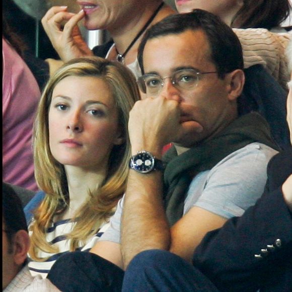 Ce mardi, Jean-Luc Delarue aurait eu 61 ans. 

Jean-Luc Delarue et Elisabeth Bost au Parc des Princes lors d'un Classico PSG / OM © Guillaume Gaffiot Bestimage