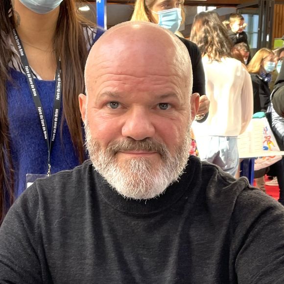 Pour les fêtes de fin d'année, Philippe Etchebest prend la pose sur les réseaux sociaux.

Philippe Etchebest lors de la Foire du Livre de Brive © Fabien Faure/Bestimage