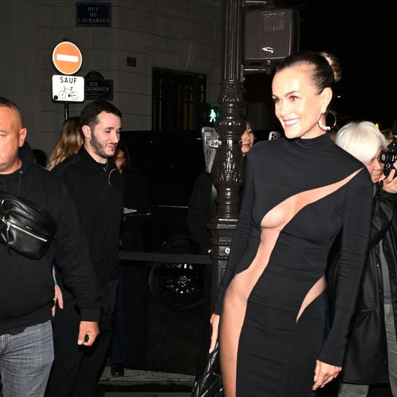 Avec une robe sensationnelle 

Laeticia Hallyday  -  Arrivées au défilé Messika High Jewelry show 2024 Midnight Sun Opus II à Paris en marge de la fashion week le 26 septembre 2024.