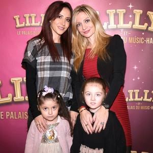 Exclusif - Fabienne Carat avec sa sœur Carole Carat et leurs filles Céleste et Victoire lors de la première du spectacle « Lilly et le Palais du Music-Hall » au Théâtre de la Tour Eiffel à Paris, en France, le 29 novembre 2025. © Cédric Perrin/Bestimage