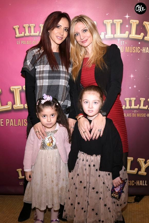 Exclusif - Fabienne Carat avec sa sœur Carole Carat et leurs filles Céleste et Victoire lors de la première du spectacle « Lilly et le Palais du Music-Hall » au Théâtre de la Tour Eiffel à Paris, en France, le 29 novembre 2025. © Cédric Perrin/Bestimage