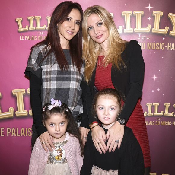 Exclusif - Fabienne Carat avec sa sœur Carole Carat et leurs filles Céleste et Victoire lors de la première du spectacle « Lilly et le Palais du Music-Hall » au Théâtre de la Tour Eiffel à Paris, en France, le 29 novembre 2025. © Cédric Perrin/Bestimage