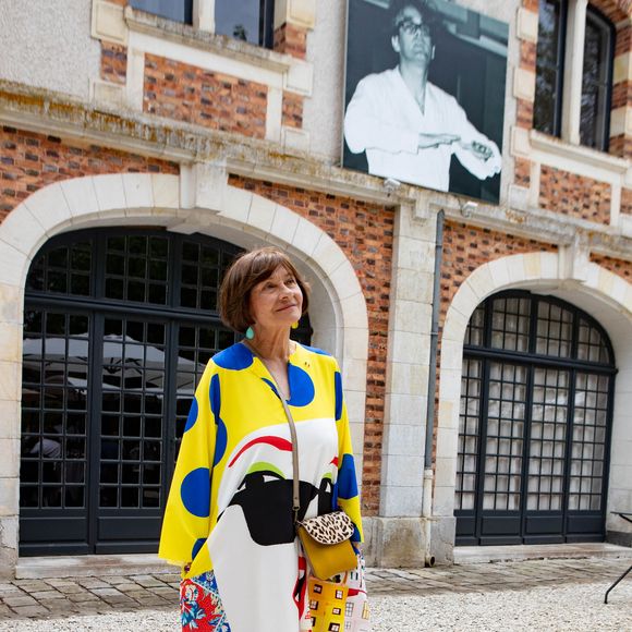 Exclusif - Macha Méril pose devant le portrait de feu Michel Legrand lors de la 4ème édition du "Prix Michel Legrand", créé le 10 novembre 2020 par l’association "Michel Legrand pour la Musique", au domaine de la Mothe à Vimory, France, le 8 juin 2024. © Christophe Clovis/Bestimage