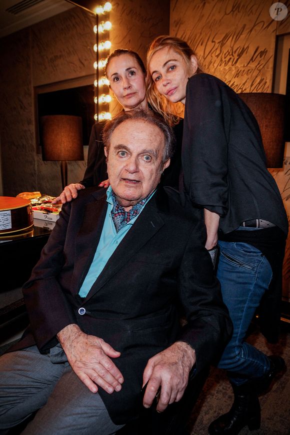 Guy Béart avec ses deux filles - Eva et Emmanuelle - dans les coulisse de l'Olympia en 2015 © Photo by RMpicturing/APS-Medias/ABACAPRESS.COM