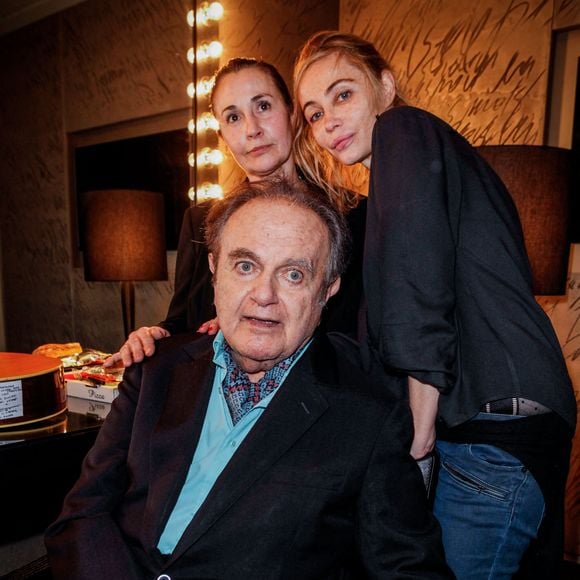 Guy Béart avec ses deux filles - Eva et Emmanuelle - dans les coulisse de l'Olympia en 2015 © Photo by RMpicturing/APS-Medias/ABACAPRESS.COM