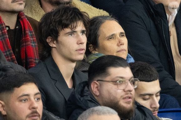 Antoine, 18 ans, ressemble beaucoup à son grand-père Julien Clerc.


Jeanne Herry et son fils Antoine - Célébrités dans les tribunes du match de Ligue des Champions entre le PSG contre le Bayern de Munich (1-2) au Parc des Princes à Paris le 4 novembre 2025. © Cyril Moreau/Bestimage
